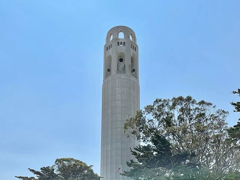 La corona acanalada de la Coit Tower por encima de los árboles de Telegraph Hill