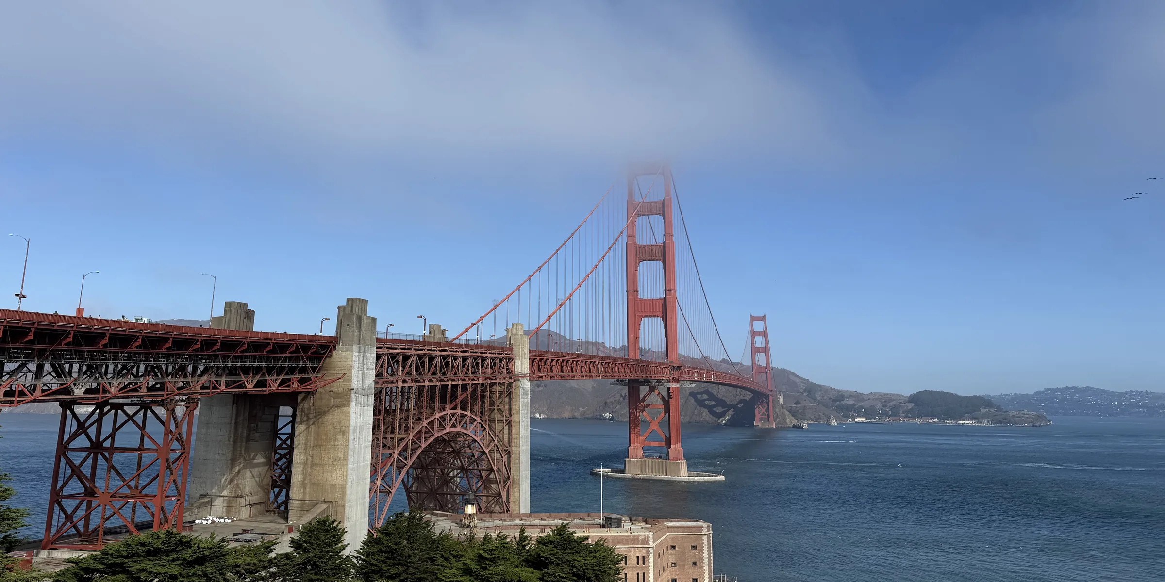El Golden Gate desde el lado de la ciudad, con su arco de acero sobre Fort Point y los cerros de Marin al fondo