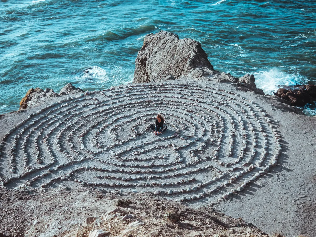 El laberinto de piedras en el acantilado de Lands End, con el Pacífico detrás