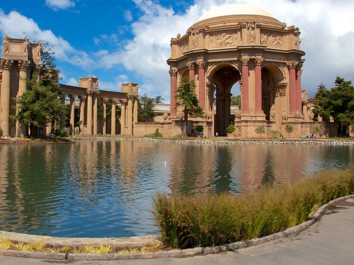 La rotonda y la columnata del Palace of Fine Arts al otro lado de su laguna