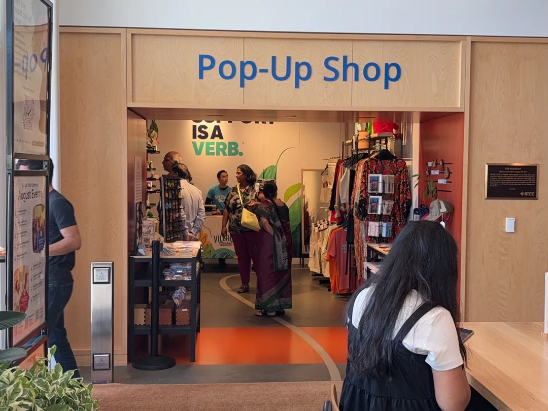 Landings Drive 的 Google Visitor Experience 商店内，Pop-Up Shop 的入口